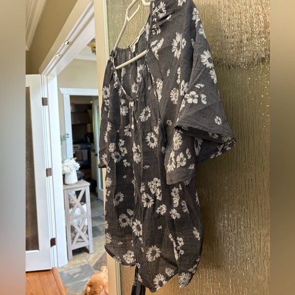 Counterparts Floral Blouse - Picture 6 of 6